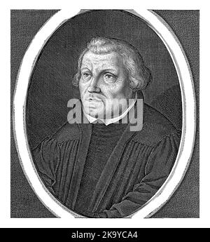 Büste des Theologen Martin Luther, nach links gewandt, oval mit Randschrift. Unter dem Porträt ist ein niederländischer Vers von C. Victor. Stockfoto