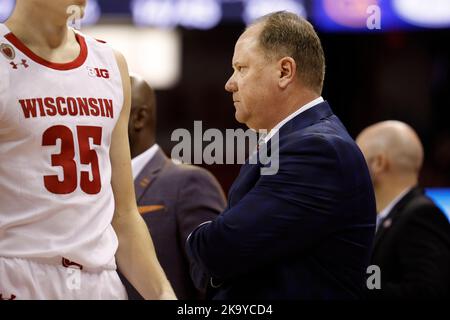 Madison, WI, USA. 30. Oktober 2022. Der Cheftrainer der Wisconsin Dachs, Greg Gard, während des NCAA Basketballspiels zwischen der University of Wisconsin-Eau Claire Blugolds und den Wisconsin Dachsen im Kohl Center in Madison, WI. Darren Lee/CSM/Alamy Live News Stockfoto