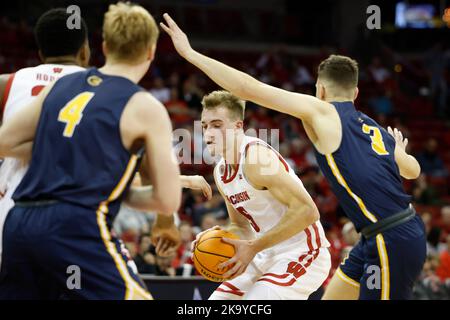 Madison, WI, USA. 30. Oktober 2022. Wisconsin Dachs forward Tyler Wahl (5) während des NCAA Basketballspiels zwischen der University of Wisconsin-Eau Claire Blugolds und den Wisconsin Dachsen im Kohl Center in Madison, WI. Darren Lee/CSM/Alamy Live News Stockfoto