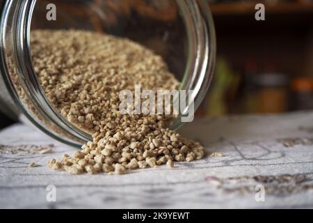 Frische türkische traditionelle Tarhana, bereit zur Zubereitung von Suppe. Türkische Küche handgemachte Bio-Tarhana in einem Glas. Stockfoto