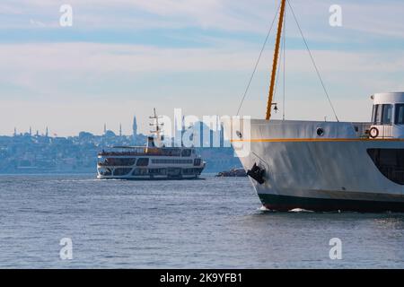 Istanbuls berühmte Fähren vom kadikoy-Viertel. Historische Halbinsel von Istanbul im Hintergrund. Stockfoto