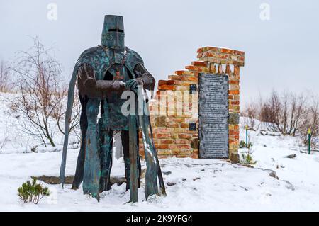 Nationalpark Kurische Nehrung, Region Kaliningrad, Russland, 8. Januar 2022. Skulptur eines Ritters in Rüstung. Kunstobjekt Schwarzer Ritter Olgerd. Stockfoto