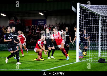 Die Arsenal-Spielerin Stina Blackstenius feiert das zweite Tor ihres Spielers während des Spiels der Barclays Women's Super League im LV Bet Stadium Meadow Park, Borehamwood. Bilddatum: Sonntag, 30. Oktober 2022. Stockfoto