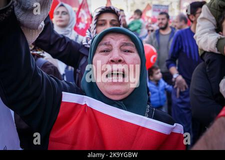 Ankara, Türkei. 30. Oktober 2022. Eine Frau weint und singt Slogans während der Demonstration. In Ankara, Türkei, fand ein Anti-LGBTI-marsch und eine Pressemitteilung statt, die von der Ankara Civil Society Platform geplant ist. (Foto von Tunahan Turhan/SOPA Images/Sipa USA) Quelle: SIPA USA/Alamy Live News Stockfoto