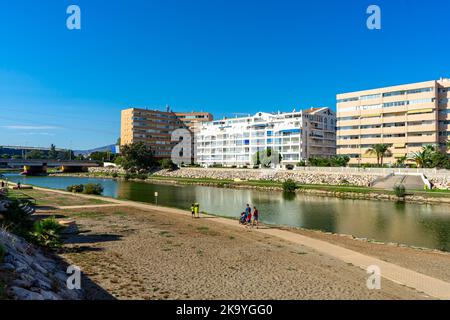 FUENGIROLLA, SPANIEN - 17. SEPTEMBER 2022: Fuengirola-Fluss in Fuengirola, Spanien am 17. September 2022 Stockfoto