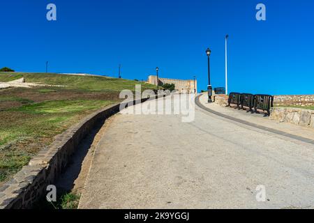 FUENGIROLLA, SPANIEN - 17. SEPTEMBER 2022: Straße zum Schloss Sohail in Fuengirola, Spanien am 17. September 2022 Stockfoto