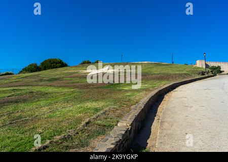 FUENGIROLLA, SPANIEN - 17. SEPTEMBER 2022: Straße zum Schloss Sohail in Fuengirola, Spanien am 17. September 2022 Stockfoto