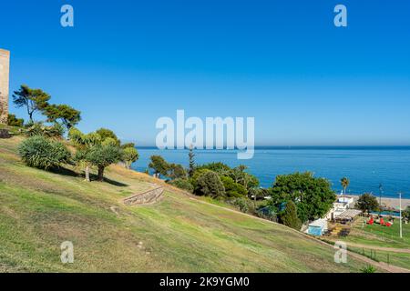 FUENGIROLLA, SPANIEN - 17. SEPTEMBER 2022: Panoramablick vom Schloss Sohail in Fuengirola, Spanien am 17. September 2022 Stockfoto