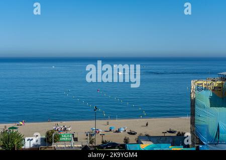 FUENGIROLLA, SPANIEN - 17. SEPTEMBER 2022: Panoramablick vom Schloss Sohail in Fuengirola, Spanien am 17. September 2022 Stockfoto