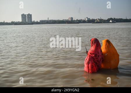 Kalkutta, Indien. 30. Oktober 2022. Hinduistische Frauen verehren den sonnengott am Ufer des Flusses Ganga in Kalkata. (Foto von Sudipta das/Pacific Press) Quelle: Pacific Press Media Production Corp./Alamy Live News Stockfoto