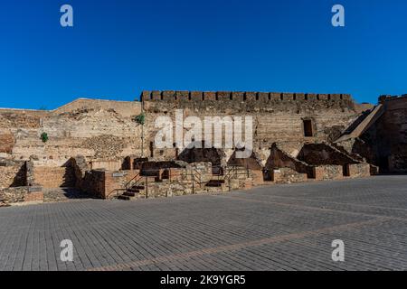 FUENGIROLLA, SPANIEN - 17. SEPTEMBER 2022: Mauern der Burg Sohail in Fuengirola, Spanien am 17. September 2022 Stockfoto