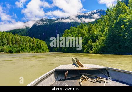 Flussufer entlang des Kingcome River Valley im Musgmagw Dzawada'enuwx Territory, First Nations Territory, British Columbia, Kanada Stockfoto