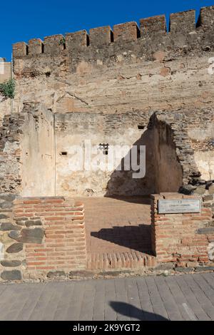 FUENGIROLLA, SPANIEN - 17. SEPTEMBER 2022: Mauern der Burg Sohail in Fuengirola, Spanien am 17. September 2022 Stockfoto