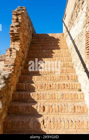 FUENGIROLLA, SPANIEN - 17. SEPTEMBER 2022: Mauern der Burg Sohail in Fuengirola, Spanien am 17. September 2022 Stockfoto