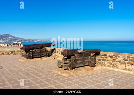 FUENGIROLLA, SPANIEN - 17. SEPTEMBER 2022: Mauern der Burg Sohail in Fuengirola, Spanien am 17. September 2022 Stockfoto