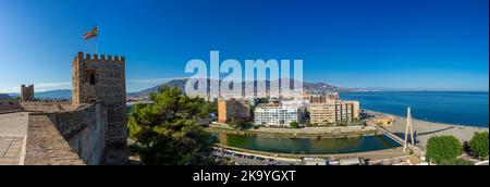 FUENGIROLLA, SPANIEN - 17. SEPTEMBER 2022: Panoramablick vom Schloss Sohail in Fuengirola, Spanien am 17. September 2022 Stockfoto