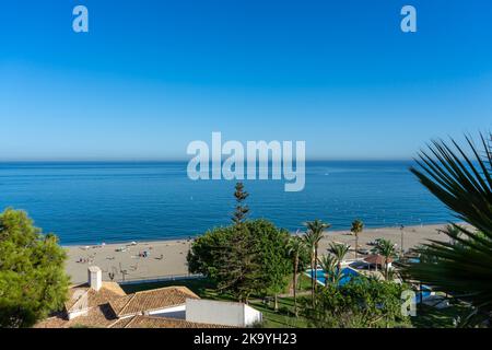 FUENGIROLLA, SPANIEN - 17. SEPTEMBER 2022: Panoramablick vom Schloss Sohail in Fuengirola, Spanien am 17. September 2022 Stockfoto