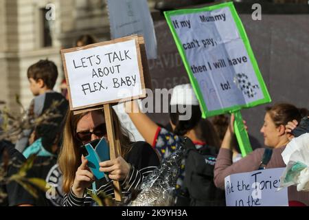 London, Großbritannien. 29. Oktober 2022. Die Demonstranten halten während der Demonstration Plakate, auf denen ihre Meinung zum Ausdruck kommt. Eltern und Kinder nahmen an dem ‘March of the Mummies“ von Pregnant Thhen Screwed im Zentrum von London Teil, der bessere Kinderbetreuung, Elternurlaub und flexible Arbeitsstrategien forderte. Die Demonstranten marschierten vom Trafalgar Square durch Whitehall, vorbei an der Downing Street zum Parliament Square. Kredit: SOPA Images Limited/Alamy Live Nachrichten Stockfoto