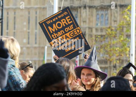 London, Großbritannien. 29. Oktober 2022. Ein Protestler hält während der Demonstration ein Plakat. Eltern und Kinder nahmen an dem ‘March of the Mummies“ von Pregnant Thhen Screwed im Zentrum von London Teil, der bessere Kinderbetreuung, Elternurlaub und flexible Arbeitsstrategien forderte. Die Demonstranten marschierten vom Trafalgar Square durch Whitehall, vorbei an der Downing Street zum Parliament Square. Kredit: SOPA Images Limited/Alamy Live Nachrichten Stockfoto