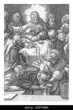 Letztes Abendmahl, Jan Harmensz. Muller, nach Lucas van Leyden, 1613 - 1622 Christus feiert das letzte Abendmahl mit seinen Jüngern. Er gibt einen von ihnen Brea Stockfoto