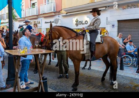 FUENGIROLLA, SPANIEN - 17. SEPTEMBER 2022: Spanische Traditionsfahrerin (caballera) auf der Straße in Fuengirola, Spanien am 17. September 2022 Stockfoto