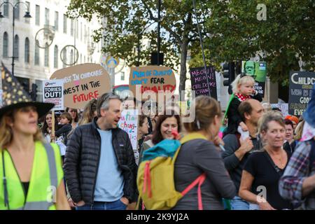 London, Großbritannien. 29. Oktober 2022. Die Demonstranten halten während der Demonstration Plakate, auf denen ihre Meinung zum Ausdruck kommt. Eltern und Kinder nahmen an dem ‘March of the Mummies“ von Pregnant Thhen Screwed im Zentrum von London Teil, der bessere Kinderbetreuung, Elternurlaub und flexible Arbeitsstrategien forderte. Die Demonstranten marschierten vom Trafalgar Square durch Whitehall, vorbei an der Downing Street zum Parliament Square. (Foto von Steve Taylor/SOPA Images/Sipa USA) Quelle: SIPA USA/Alamy Live News Stockfoto