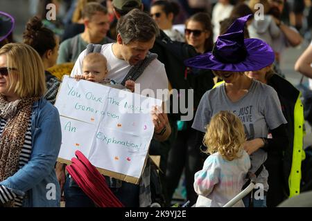 London, Großbritannien. 29. Oktober 2022. Ein Mann hält während der Demonstration ein Plakat. Eltern und Kinder nahmen an dem ‘March of the Mummies“ von Pregnant Thhen Screwed im Zentrum von London Teil, der bessere Kinderbetreuung, Elternurlaub und flexible Arbeitsstrategien forderte. Die Demonstranten marschierten vom Trafalgar Square durch Whitehall, vorbei an der Downing Street zum Parliament Square. (Foto von Steve Taylor/SOPA Images/Sipa USA) Quelle: SIPA USA/Alamy Live News Stockfoto