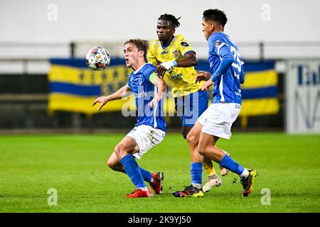 Jong Genks Tuur Rommens und Beverens Taofeek Ismaheel in Aktion während eines Fußballmatches zwischen SK Beveren und Jong Genk, Sonntag, 30. Oktober 2022 in Beveren-Waas, am 11. Tag der 'Challenger Pro League' 1B der zweiten Division der belgischen Meisterschaft 2022-2023. BELGA FOTO TOM GOYVAERTS Stockfoto