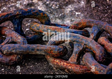 Eine große Kette, die für den Anker eines Schiffes verwendet wird, ist am 24. Oktober 2022 in Bayou La Batre, Alabama, abgebildet. Die Schwerlastkette ist mit schlauchlosen Schäkeln ausgestattet. Stockfoto