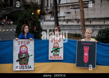 Rom, Italien. 30. Oktober 2022. Menschen nehmen an der Demonstration der Christlichen Vereinigung der Ukrainer in Italien gegen die russische Aggression Teil. (Foto: Andrea Ronchini/Pacific Press) Quelle: Pacific Press Media Production Corp./Alamy Live News Stockfoto