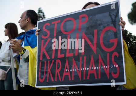 Rom, Italien. 30. Oktober 2022. Menschen nehmen an der Demonstration der Christlichen Vereinigung der Ukrainer in Italien gegen die russische Aggression Teil. (Foto: Andrea Ronchini/Pacific Press) Quelle: Pacific Press Media Production Corp./Alamy Live News Stockfoto