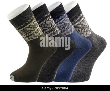 Warme Stricksocken auf weißem Hintergrund. Ein gutes Geschenk für einen geliebten Menschen. Lustige bunte Wollsocken auf weißem Hintergrund mit Platz zum Kopieren. Wollsocken in pl Stockfoto