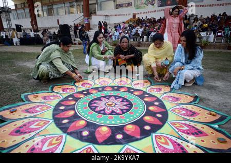 Peshawar, Pakistan. 30. Oktober 2022. Frauen stellen Öllampen oder ‘„Diya“ während der Diwali-Feier (Lichterfest) in Peshawar auf. (Foto: Hussain Ali/Pacific Press) Quelle: Pacific Press Media Production Corp./Alamy Live News Stockfoto