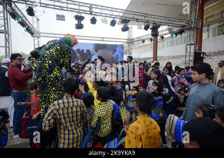 Peshawar, Pakistan. 30. Oktober 2022. Frauen stellen Öllampen oder ‘„Diya“ während der Diwali-Feier (Lichterfest) in Peshawar auf. (Foto: Hussain Ali/Pacific Press) Quelle: Pacific Press Media Production Corp./Alamy Live News Stockfoto