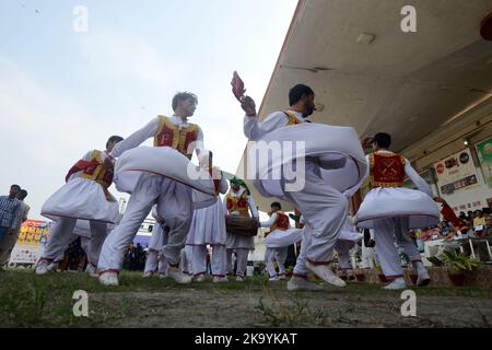 Peshawar, Pakistan. 30. Oktober 2022. Frauen stellen Öllampen oder ‘„Diya“ während der Diwali-Feier (Lichterfest) in Peshawar auf. (Foto: Hussain Ali/Pacific Press) Quelle: Pacific Press Media Production Corp./Alamy Live News Stockfoto