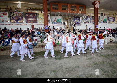 Peshawar, Pakistan. 30. Oktober 2022. Frauen stellen Öllampen oder ‘„Diya“ während der Diwali-Feier (Lichterfest) in Peshawar auf. (Foto: Hussain Ali/Pacific Press) Quelle: Pacific Press Media Production Corp./Alamy Live News Stockfoto