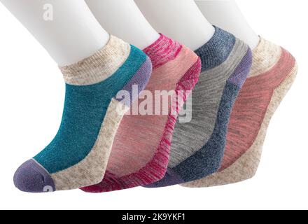 Bunte Socken auf weißem Hintergrund. Ein gutes Geschenk für einen geliebten Menschen. Lustige, farbenfrohe Socken auf weißem Hintergrund mit Platz zum Kopieren. Bunte Socken aus einem pla Stockfoto