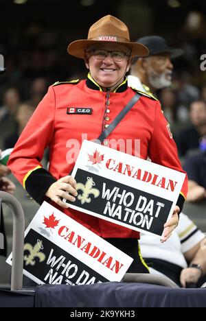 New Orleans, USA. 30. Oktober 2022. Ein New Orleans Saints-Fan posiert für ein Foto während eines National Football League-Wettbewerbs im Caesars Superdome in New Orleans, Louisiana, am Sonntag, den 30. Oktober 2022. (Foto von Peter G. Forest/Sipa USA) Quelle: SIPA USA/Alamy Live News Stockfoto