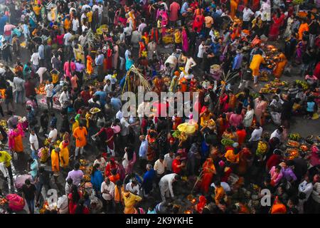 Kalkutta, Westbengalen, Indien. 30. Oktober 2022. Hinduistische Anhänger versammeln sich, um am Ufer des Ganges während des Chhath-Festivals in Kalkutta dem sonnengott zu beten. (Bild: © Sudipta das/Pacific Press via ZUMA Press Wire) Stockfoto