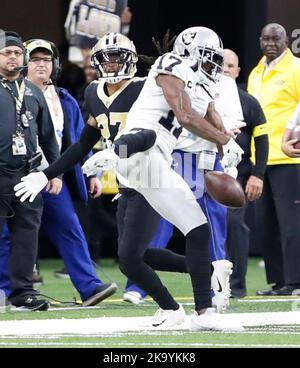 New Orleans, USA. 30. Oktober 2022. Der Empfänger der Las Vegas Raiders, Davante Adams (17), fällt einen Pass, während er von Alontae Taylor (27), dem Eckpfeiler der New Orleans Saints, während eines National Football League-Wettbewerbs im Caesars Superdome in New Orleans, Louisiana, am Sonntag, dem 30. Oktober 2022 verteidigt wird. (Foto von Peter G. Forest/Sipa USA) Quelle: SIPA USA/Alamy Live News Stockfoto