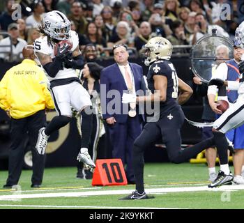 New Orleans, USA. 30. Oktober 2022. Las Vegas Raiders Safety Tre'von Moehrig (25) fängt einen Pass ab, wird aber während eines National Football League Contest im Caesars Superdome in New Orleans, Louisiana, am Sonntag, den 30. Oktober 2022, außer Reichweite gerufen. (Foto von Peter G. Forest/Sipa USA) Quelle: SIPA USA/Alamy Live News Stockfoto