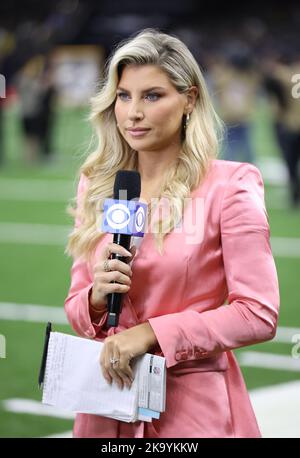 New Orleans, USA. 30. Oktober 2022. Die CBS Sideline-Reporterin, Melie Collins, berichtet am Sonntag, den 30. Oktober 2022, während eines Wettbewerbs der National Football League im Caesars Superdome in New Orleans, Louisiana. (Foto von Peter G. Forest/Sipa USA) Quelle: SIPA USA/Alamy Live News Stockfoto