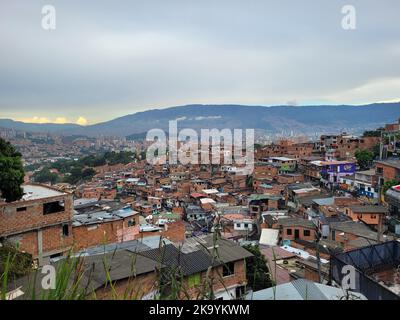 Blick auf das Ghetto oder die Comuna in Medellin, Kolumbien. Stockfoto