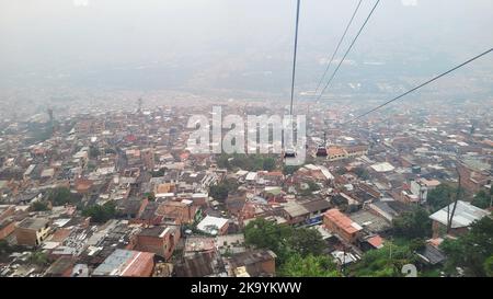 Luftaufnahme von der Seilbahn der Comunas von Medellin in Kolumbien, Südamerika Stockfoto