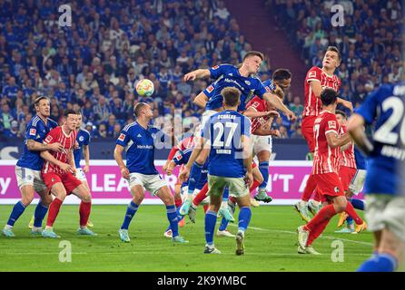 Header, Action, vr Matthias GINTER (FR), Marius BUELTER (Bulter) (GE), Henning MATRICIANI (GE), Fußball 1. Bundesliga, 12. Spieltag, FC Schalke 04 (GE) - SC Freiburg (FR), am 30,10 .2022 in Gelsenkirchen. #Die DFL-Vorschriften verbieten die Verwendung von Fotos als Bildsequenzen und/oder quasi-Video # Stockfoto