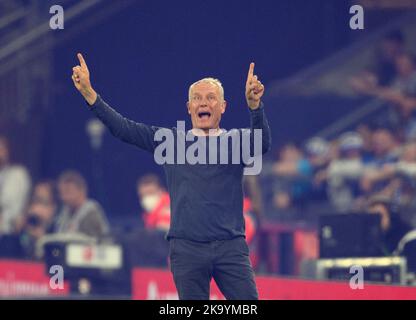 Trainer Christian STREICH (FR) Geste, Geste Fußball 1. Bundesliga, 12. Spieltag, FC Schalke 04 (GE) - SC Freiburg (FR), am 30.. Oktober 2022 in Gelsenkirchen/Deutschland. #Die DFL-Vorschriften verbieten die Verwendung von Fotos als Bildsequenzen und/oder quasi-Video # Stockfoto