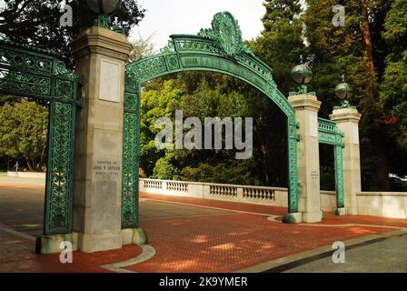 Die Sather Gates markieren den historischen Eingang zum Campus der University of California Berkeley am Sproul Plaza Stockfoto