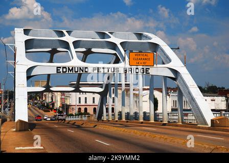 Die Edmund Pettus Bridge in Selma, Alabama, war der Anblick des Blutigen Sonntags, wo [die Polizei Bürgerrechtsprotestoren attackierte, während sie hindurchmarschierten Stockfoto