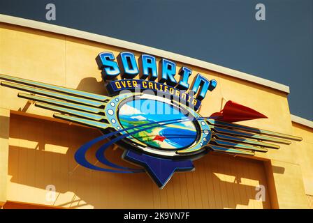 Ein Schild über dem Eingang zu Soarin Over California, einer Attraktion von Disney's California Adventure, begrüßt die Gäste der Attraktion Stockfoto