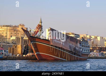 Creek Deira Gegend, Altstadt, Verladung von Gütern auf großes Vintage Holzfrachtschiff. Schiffstransporte Stockfoto